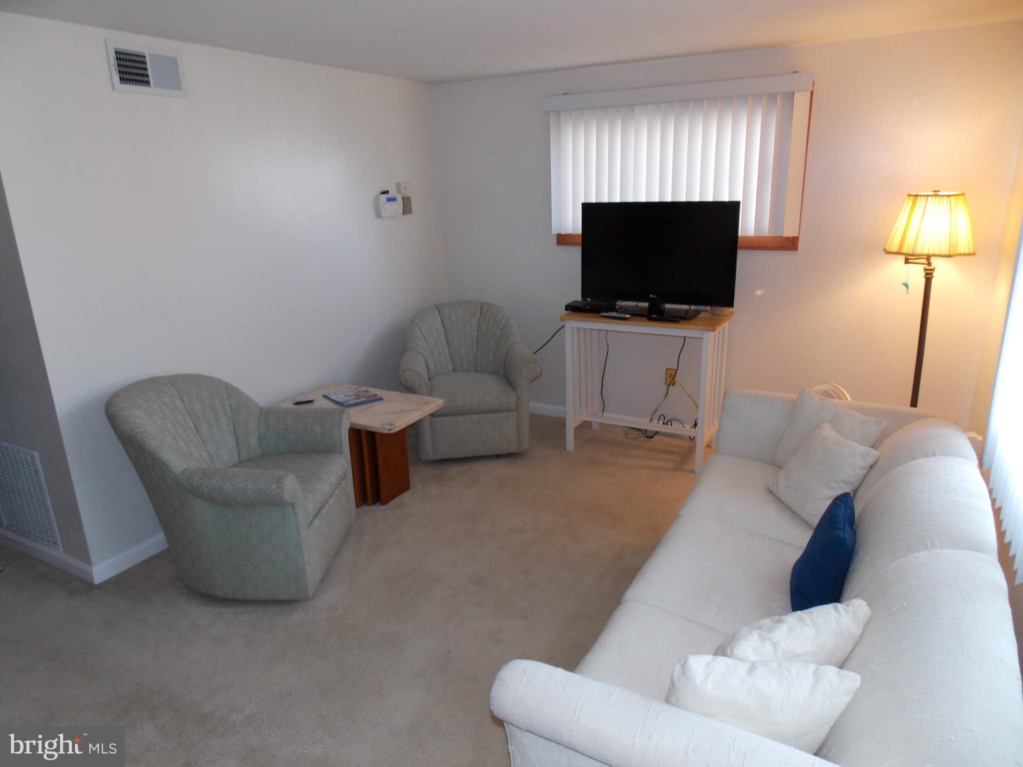 7910 Wynbrook Road Baltimore, MD 21224 - Photo 3 of 17 Living Room