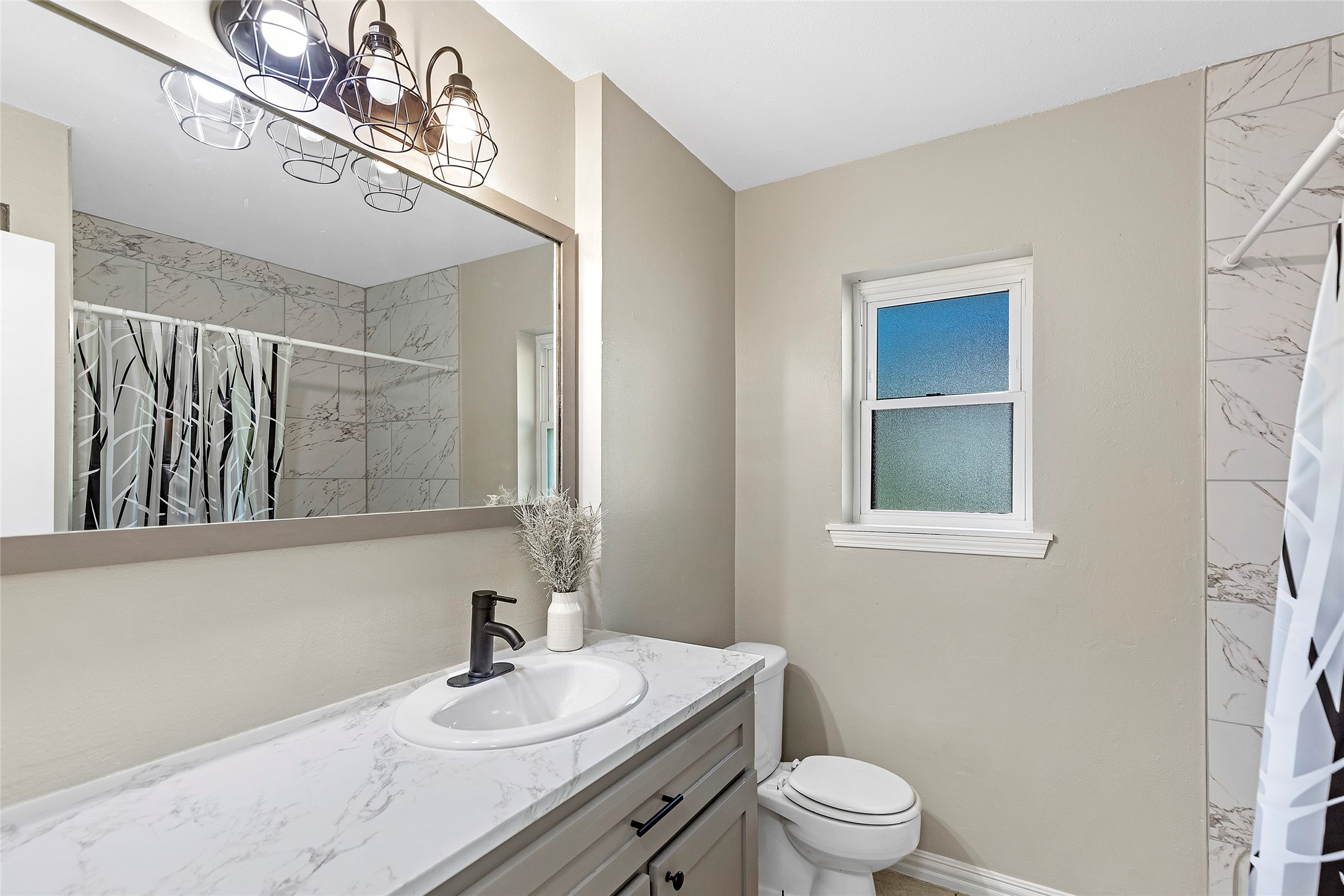 906 Broad Ripple Drive Huffman, TX 77336 - Photo 20 of 30 Continuing on, the full bathroom has the same finishes we found in the first bathroom. Enjoy all the space on the countertop!