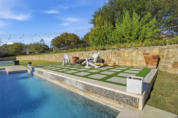 a view of a backyard with table and chairs