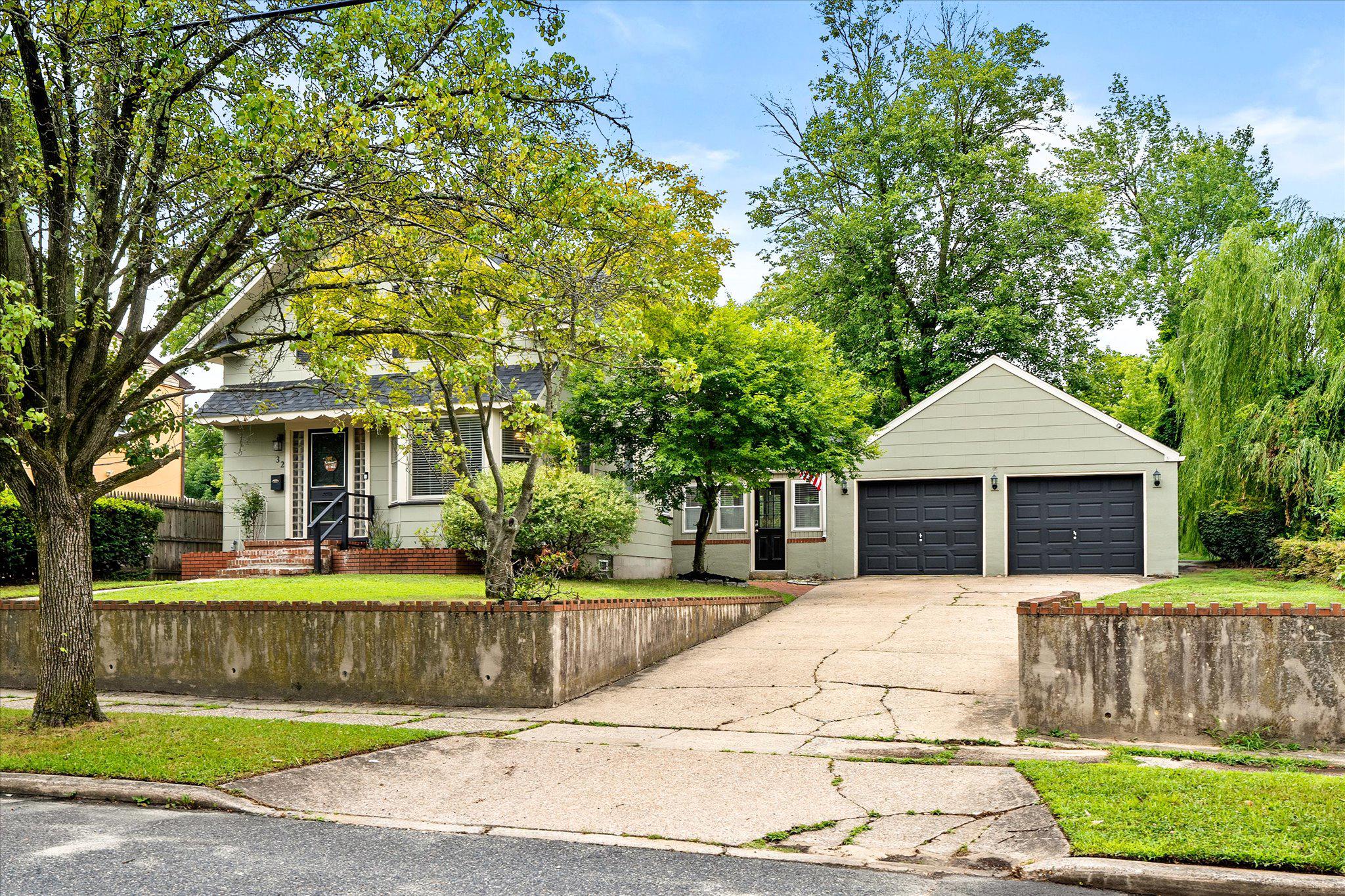 32 Lincoln Avenue Clementon, NJ 08021 - Photo 2 of 32 Charming home with lush greenery.