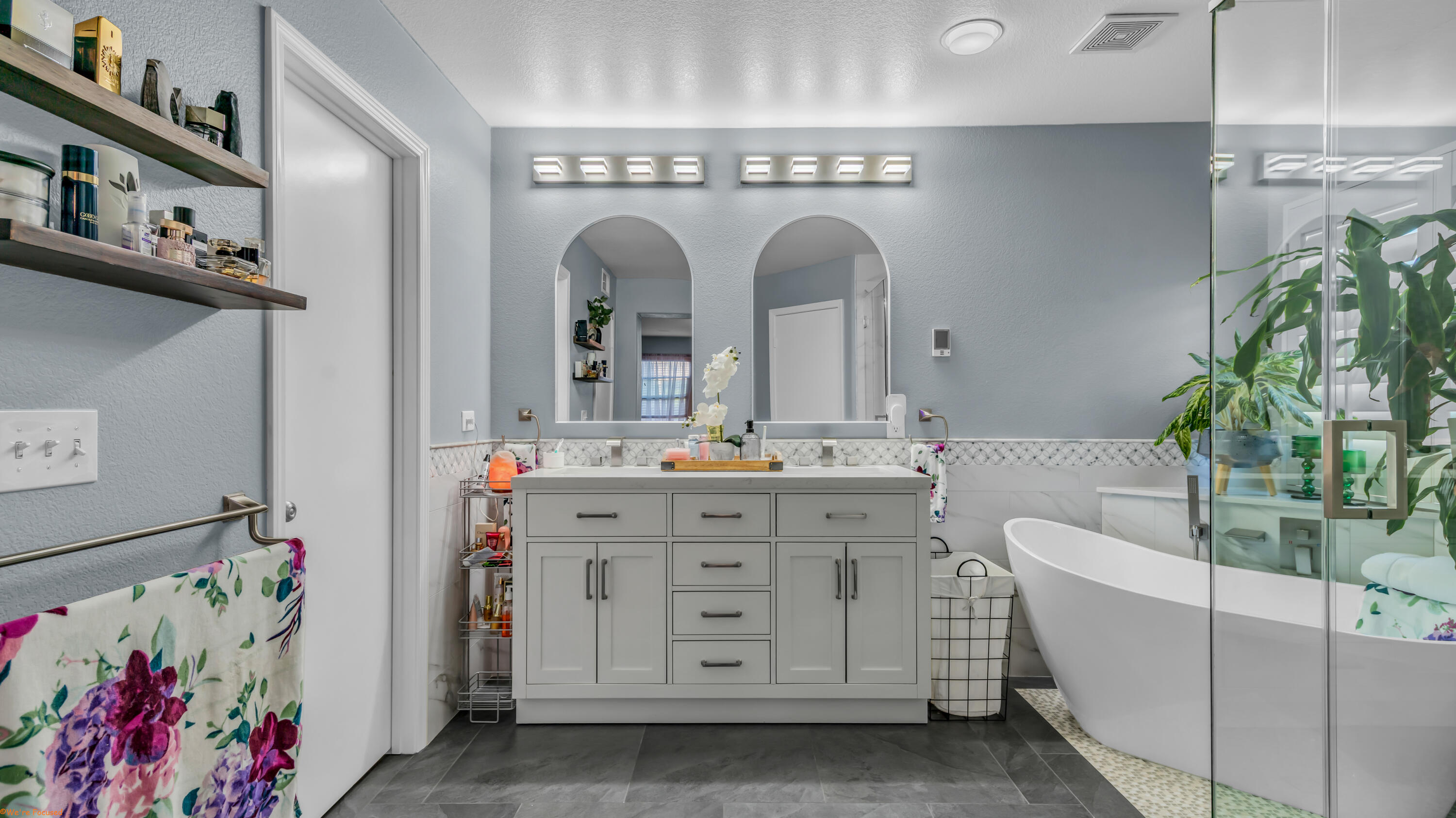 41126 Prospect Court Indio, CA 92203 - Photo 27 of 69 a bathroom with a bathtub sink and mirror