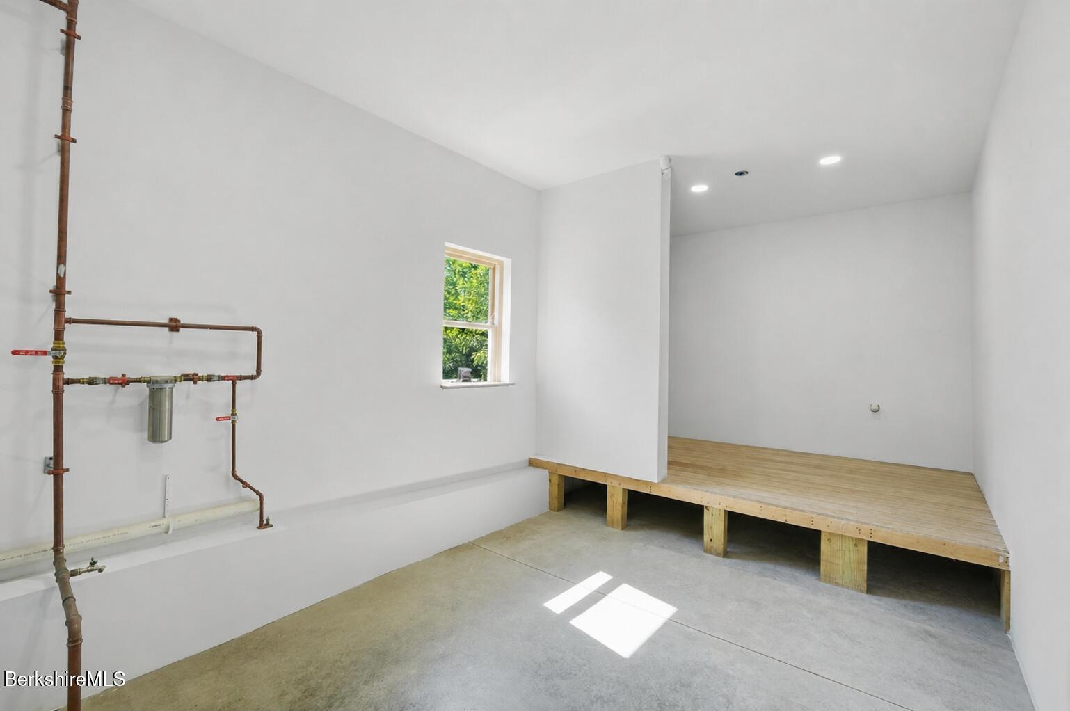 598 Main Road Savoy, MA 01256 - Photo 20 of 36 Mudroom/Laundry