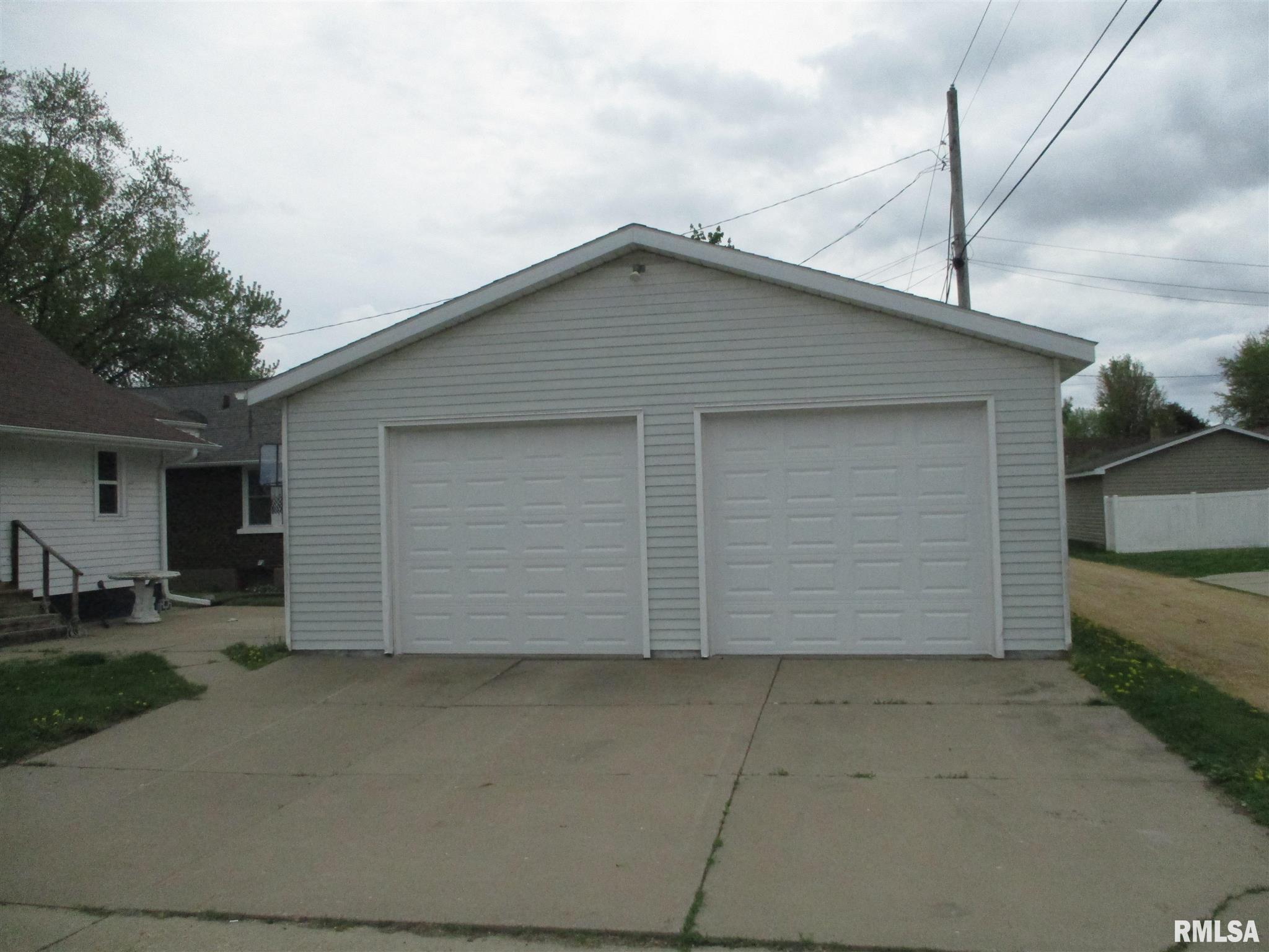 1230 Pershing Boulevard Clinton, IA 52732 - Photo 3 of 8 Gallery Image 3