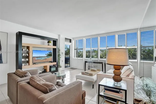 $630,000 | 2295 South Ocean Boulevard, Unit 505, Palm Beach, FL 33480