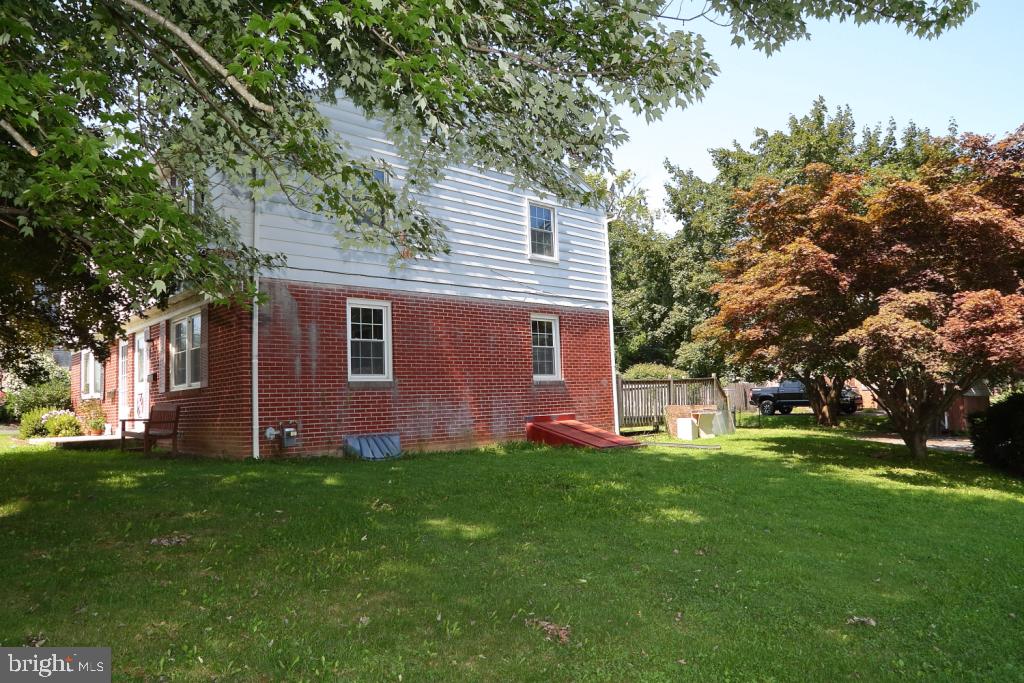 1745 Hemlock Road Lancaster, PA 17603 - Photo 3 of 27 Gallery Image 3
