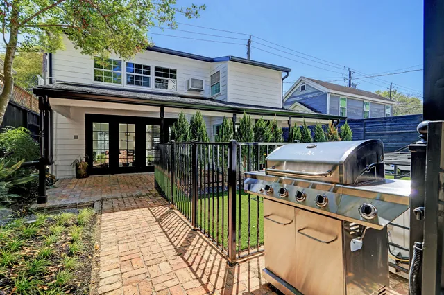 a view of a house with backyard