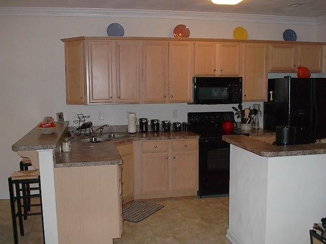 8713 Little Hoop Road Roanoke, VA 24019 - Photo 7 of 27 Kitchen with Breakfast Bar