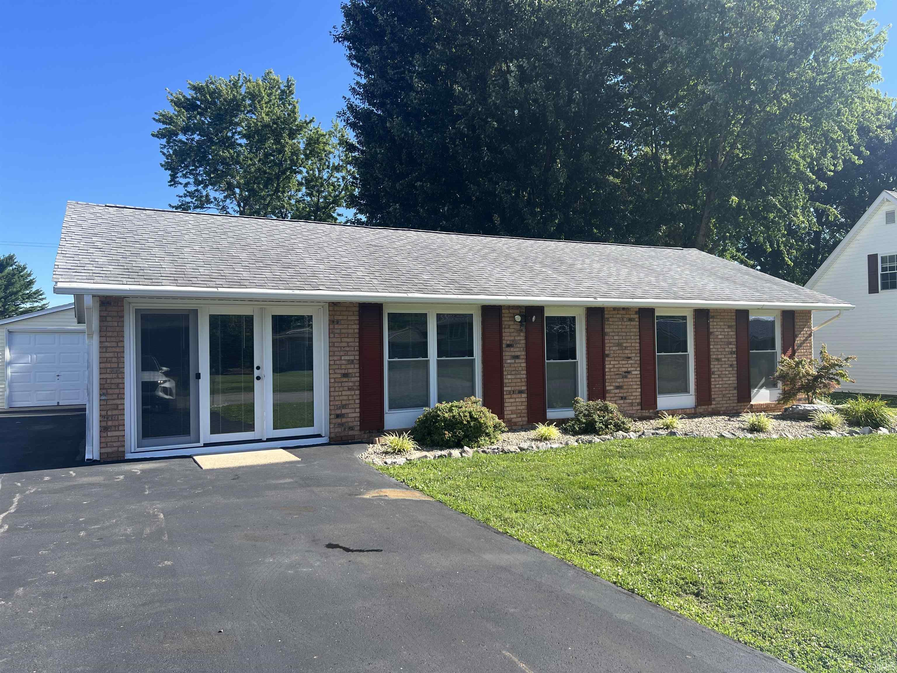 1818 Oak Street Linton, IN 47441 - Photo 1 of 17