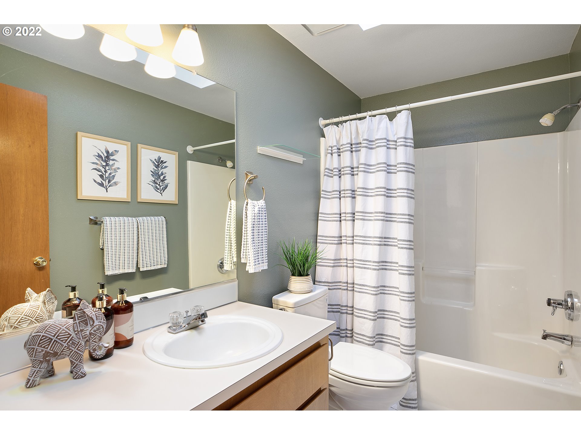 9101 Southeast Reedway Street Portland, OR 97266 - Photo 15 of 32 Gallery Image 15