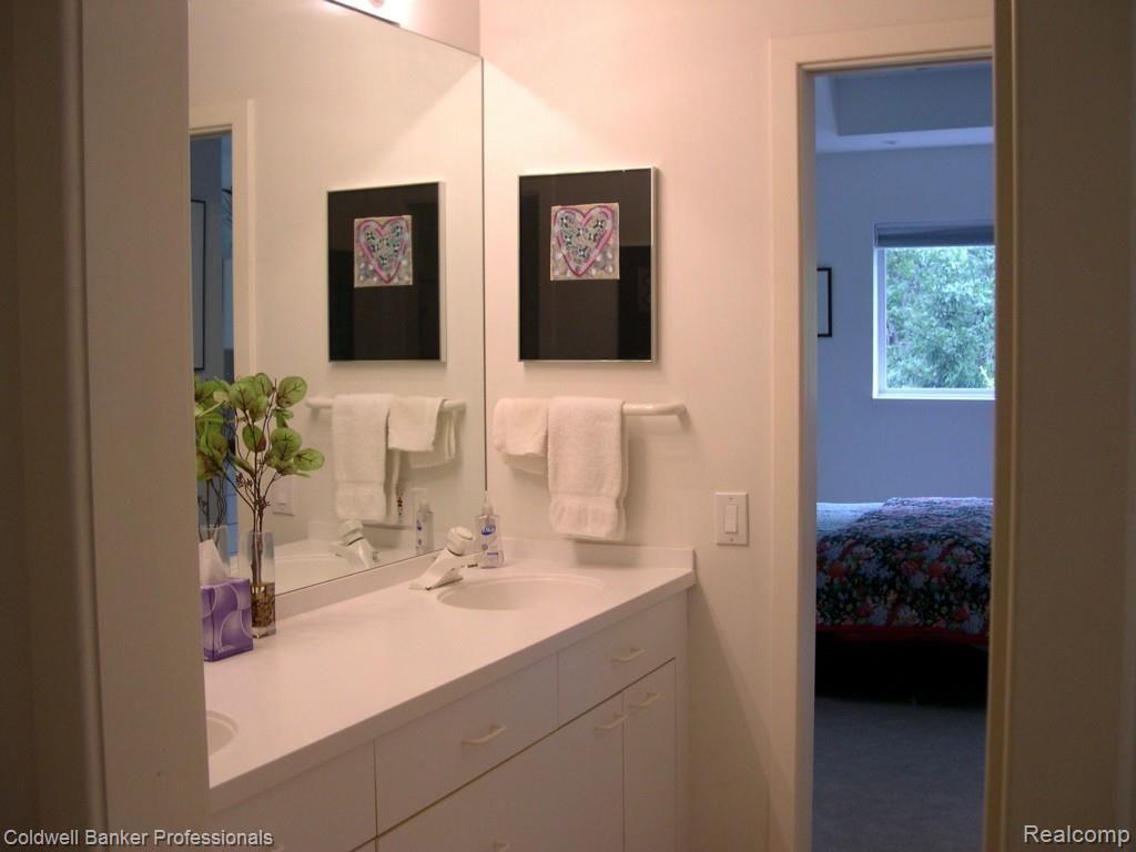 5800 Orion Road Rochester, MI 48306 - Photo 24 of 45 Jack and Jill Bath.jpg