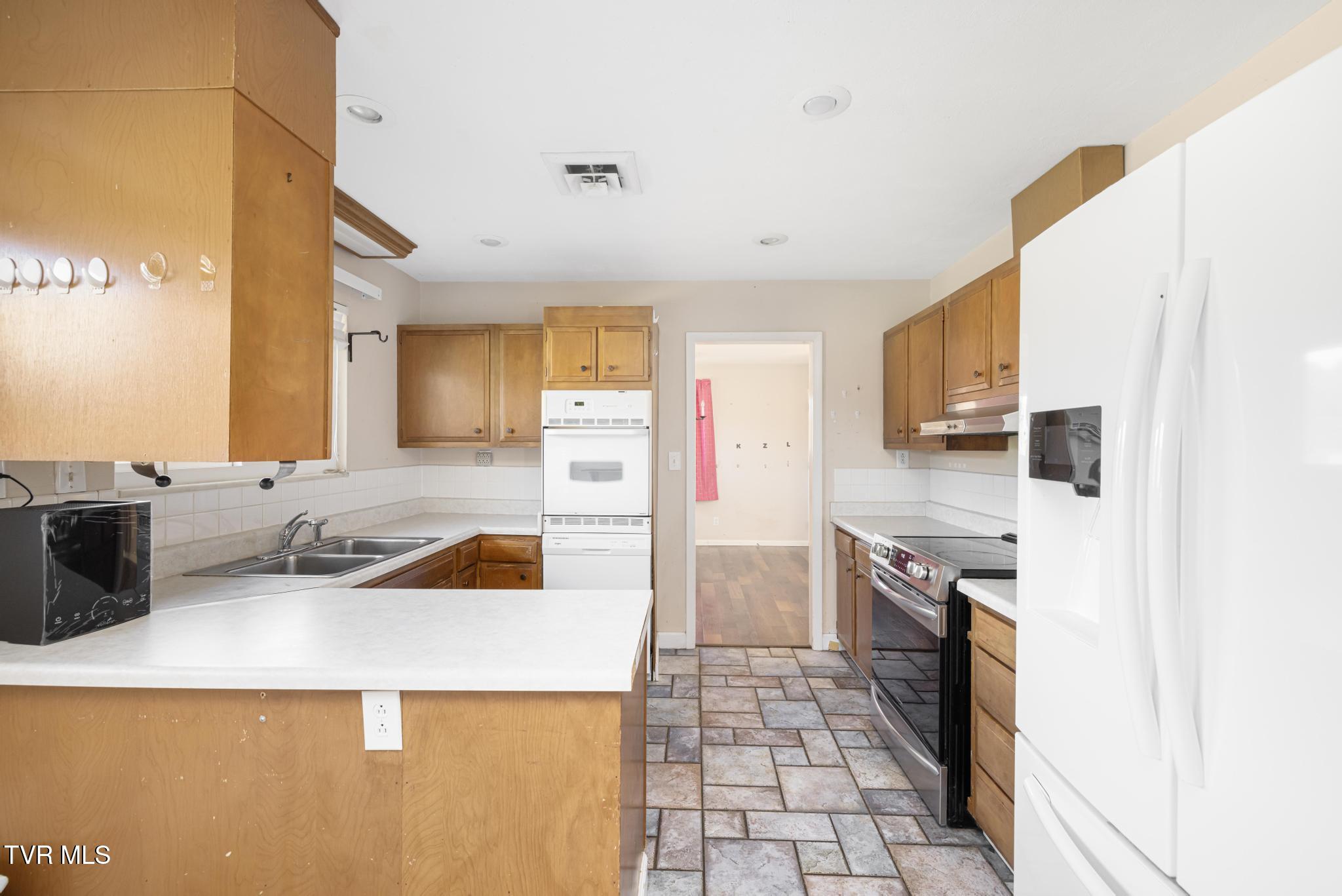 317 Simmons Avenue Erwin, TN 37650 - Photo 21 of 53 IMG_9655