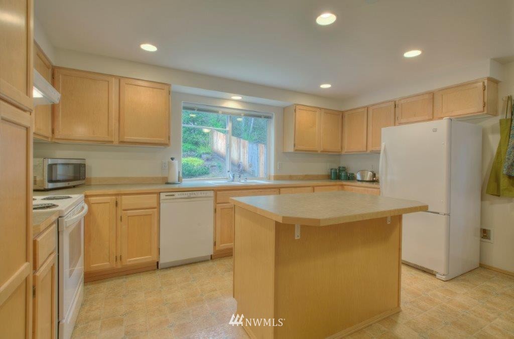617 South 53rd Place Renton, WA 98055 - Photo 3 of 17