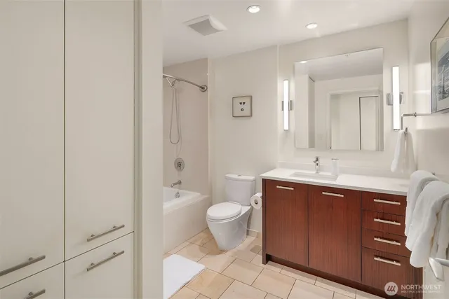 $715,000 | 500 106th Avenue Northeast, Unit 2009, Bellevue, WA 98004