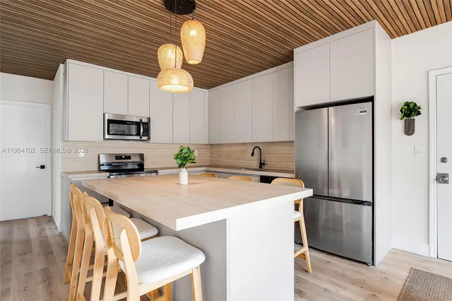 $3,975 | 1275 Marseille Drive, Unit 42, Miami Beach, FL 33141