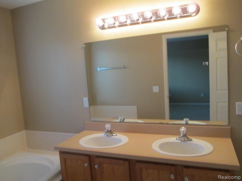 2061 Lagoon Drive Rochester, MI 48309 - Photo 17 of 27 IMG_1396.jpg