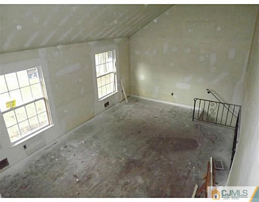 26 Greenwich Road Edison, NJ 08820 - Photo 14 of 19 an empty room with windows