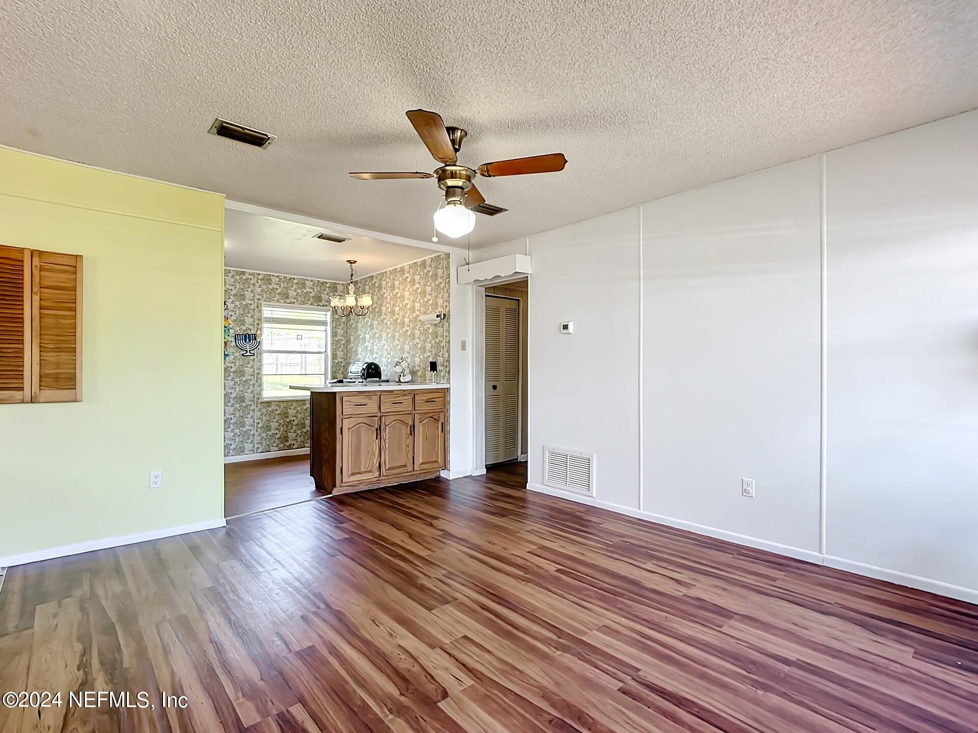 3223 Weaver Road Palatka, FL 32177 - Photo 7 of 32 Dining Room/Kitchenette South