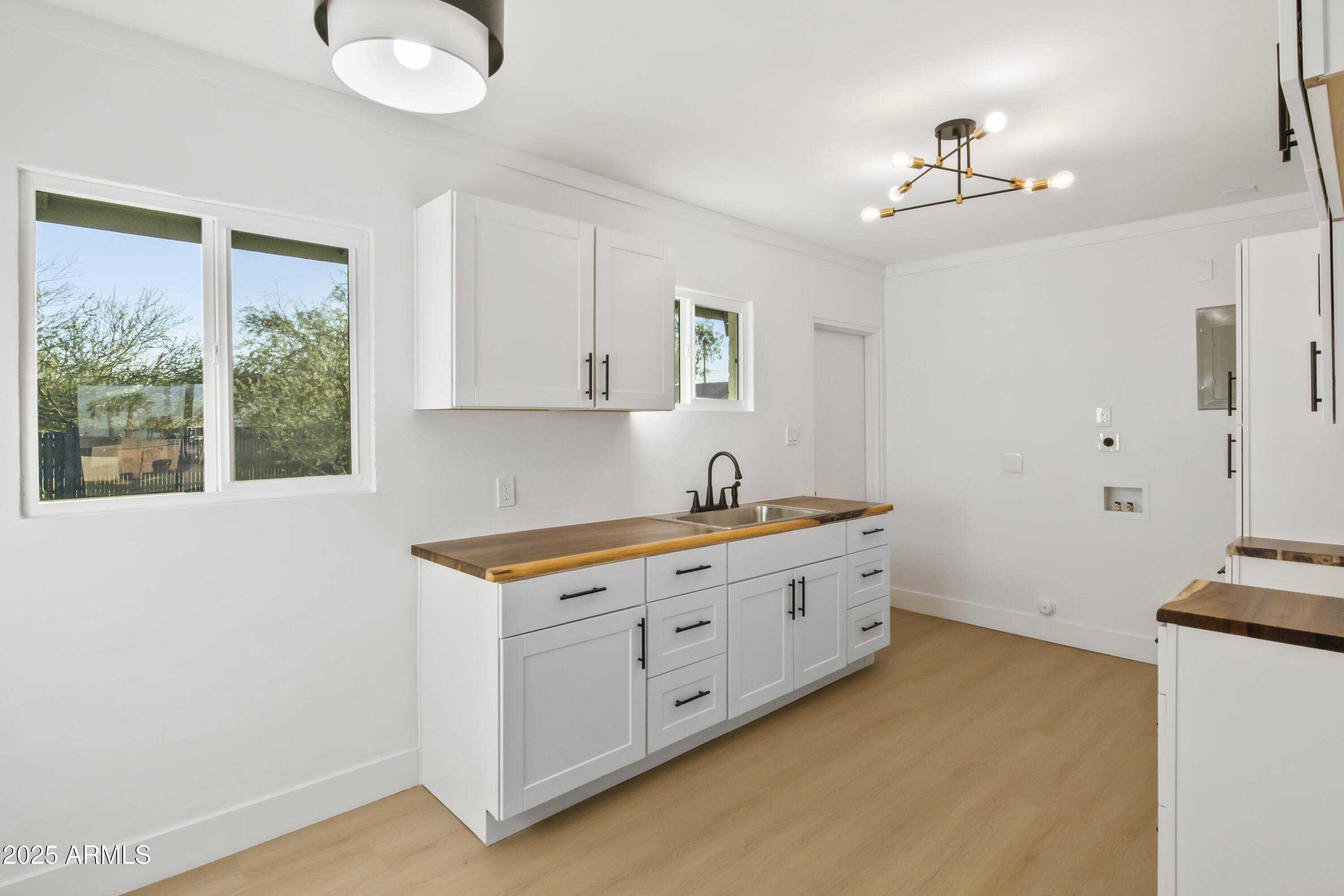 2621 North 14th Street Phoenix, AZ 85006 - Photo 20 of 36 a kitchen that has a sink and a stove