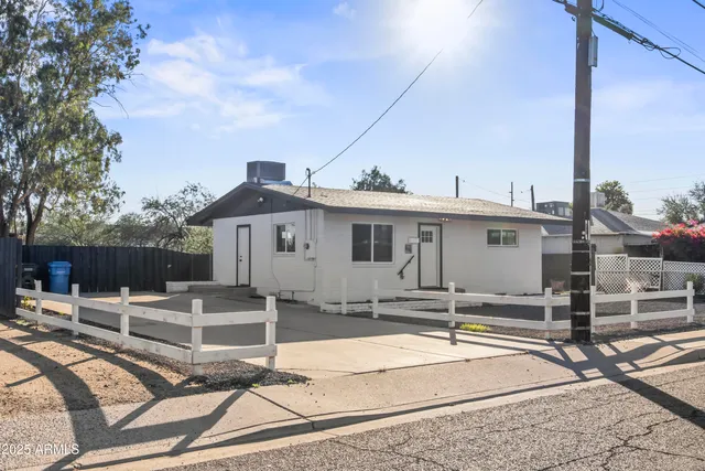 a view of a house with backyard