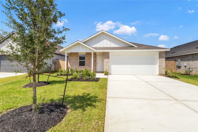 a view of a house with backyard and garden