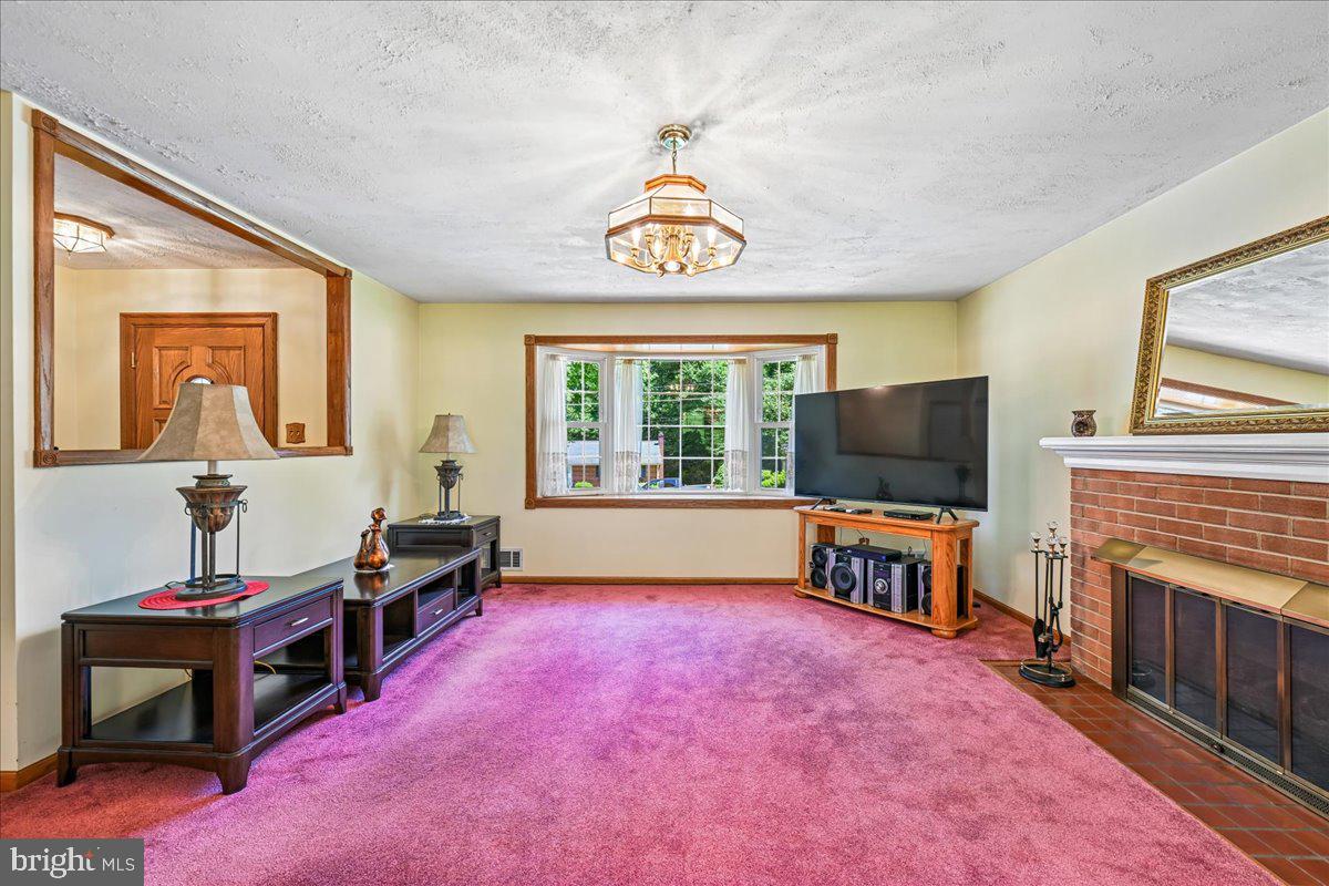 5643 Inverchapel Road Springfield, VA 22151 - Photo 14 of 65 Living room