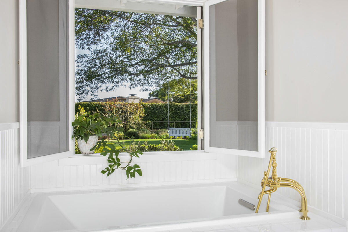 223 Rametto Road Santa Barbara, CA 93108 - Photo 32 of 35 a bathroom with a bathtub