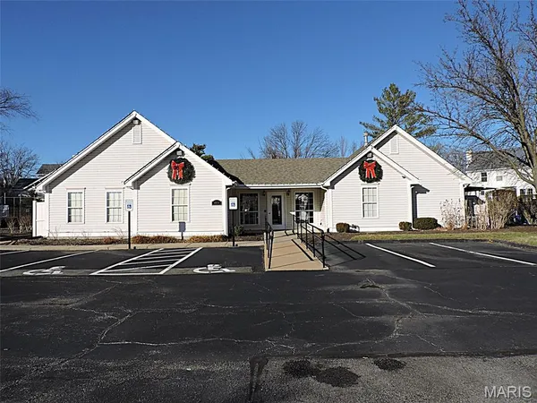 $500,000 | 16735 Chesterfield Manor Drive, Chesterfield, MO 63005