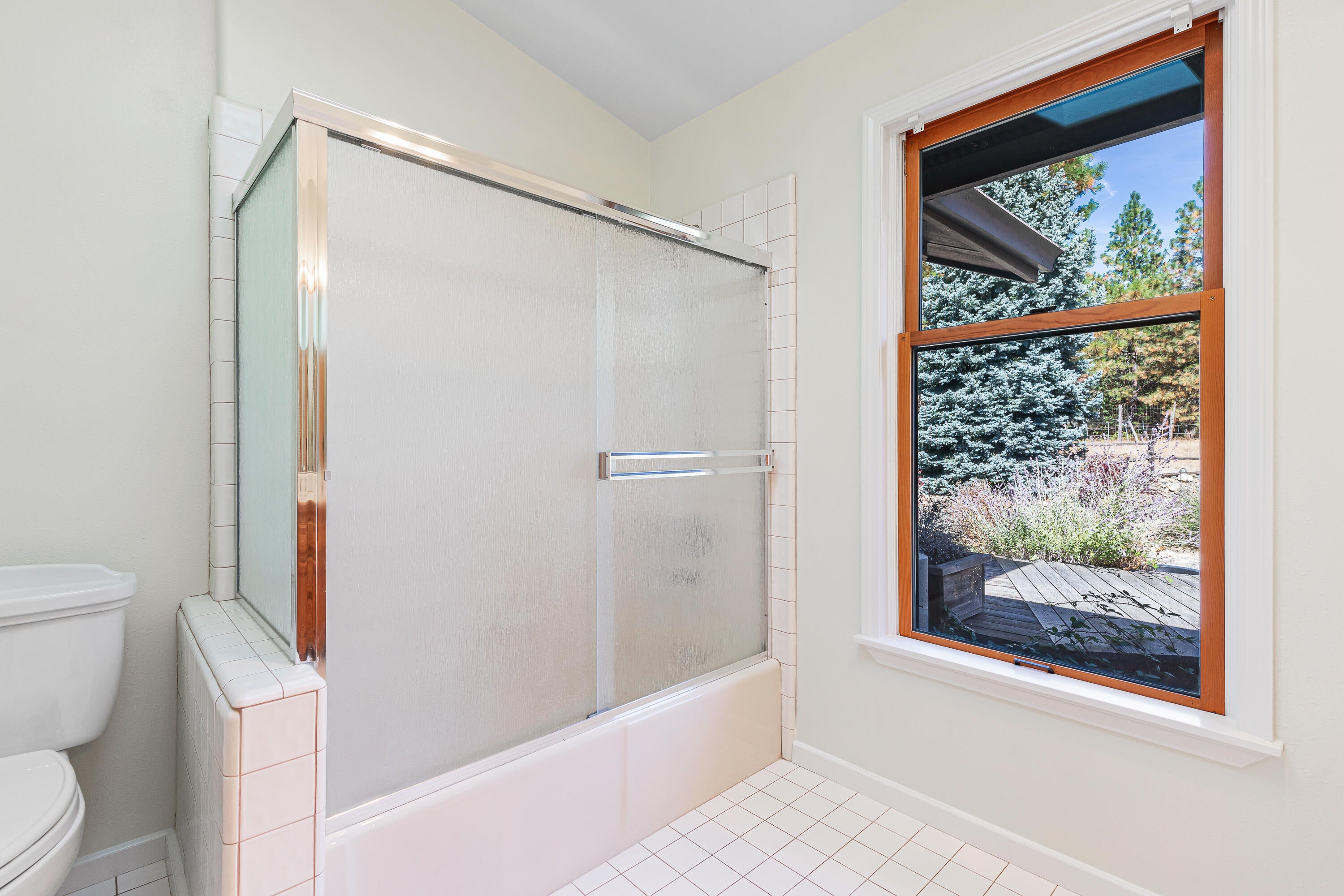 9552 North Applegate Road Grants Pass, OR 97527 - Photo 18 of 32 9R9A7286