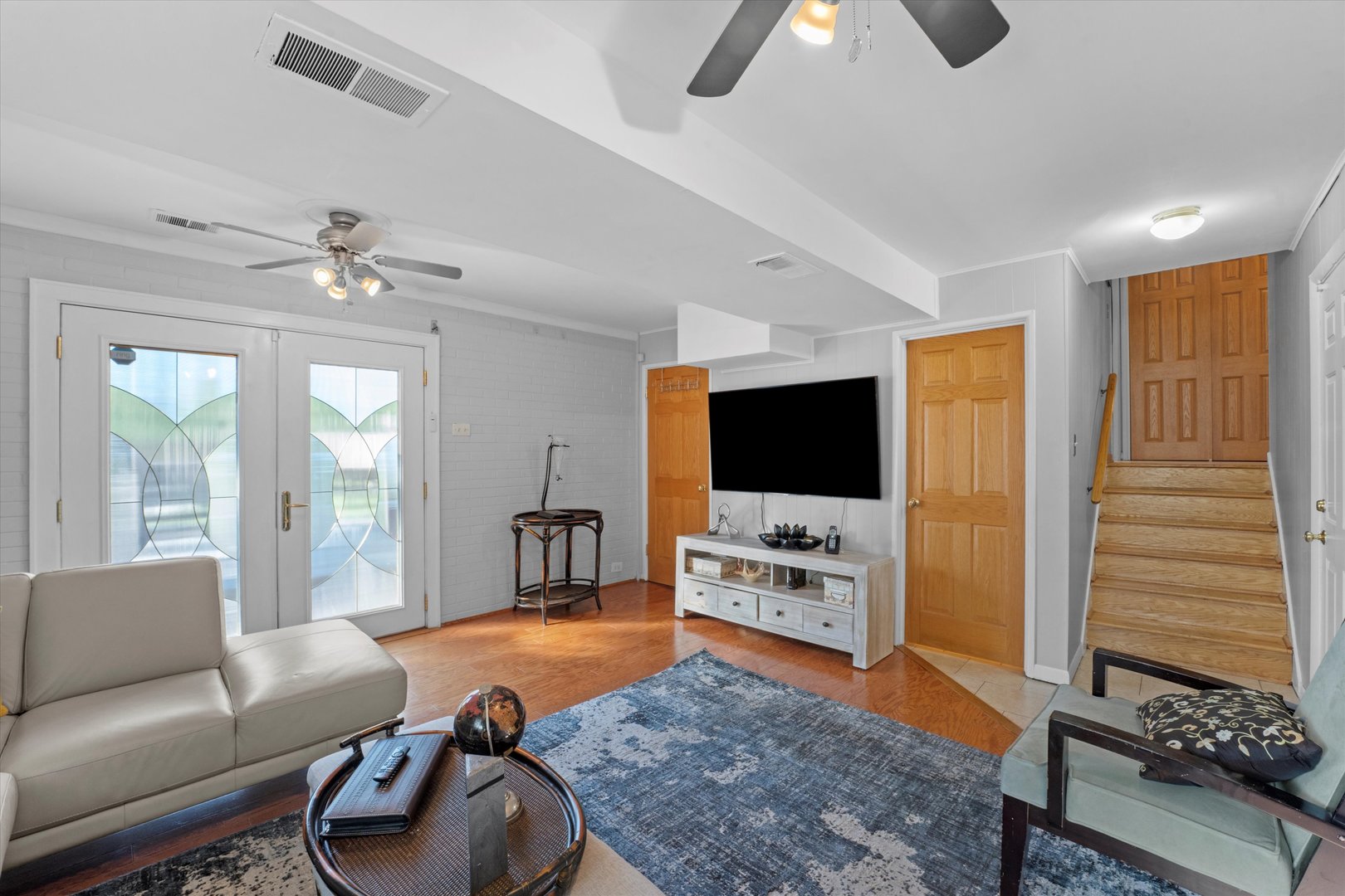 3644 Poplar Road Flossmoor, IL 60422 - Photo 18 of 22 a living room with furniture and a flat screen tv
