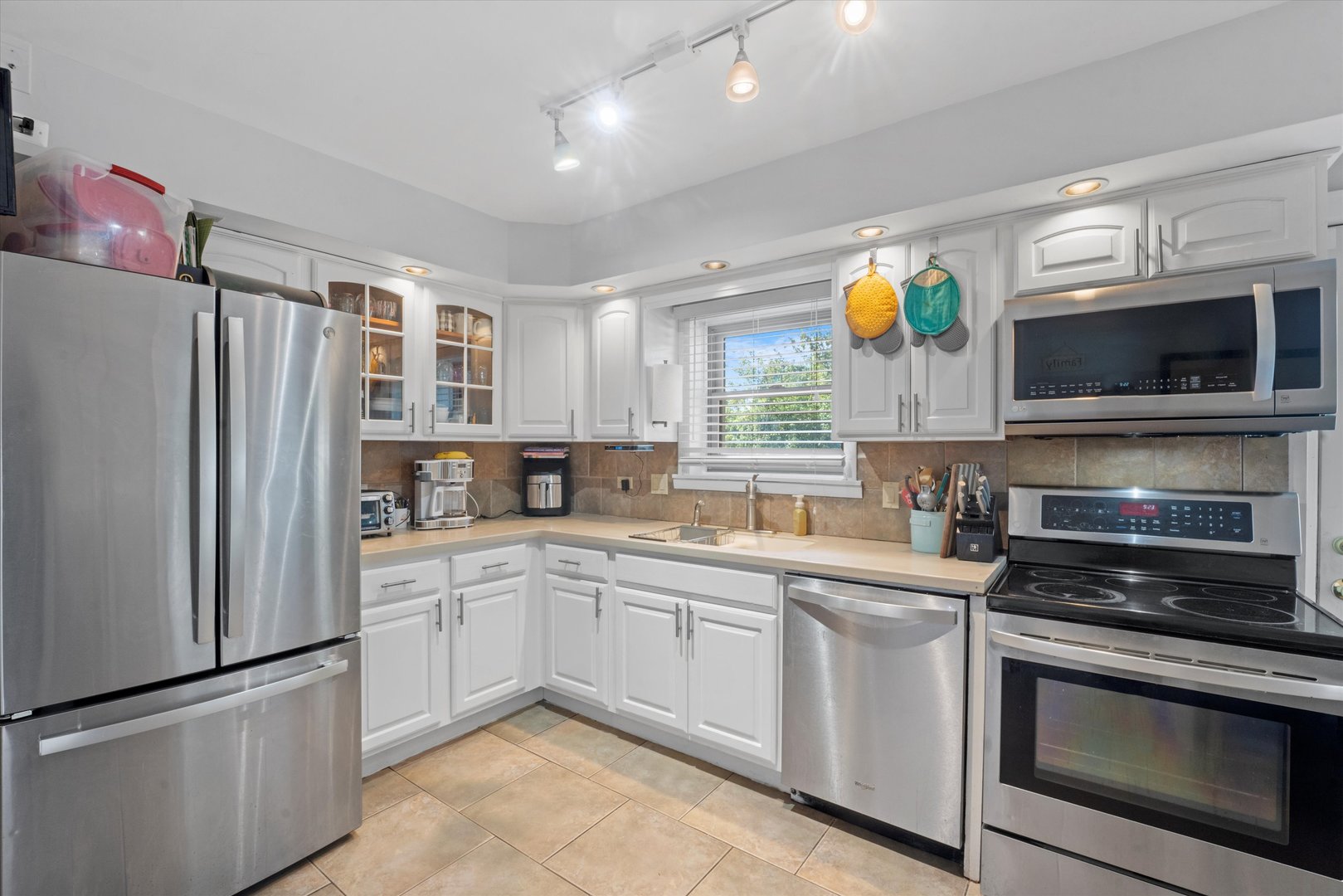 3644 Poplar Road Flossmoor, IL 60422 - Photo 9 of 22 a kitchen with a sink a refrigerator and a stove top oven