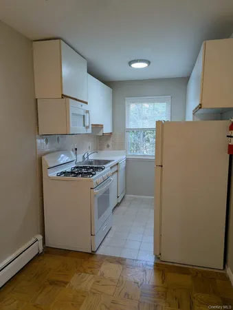 $2,650 | 1 Hemlock Drive, Unit C152, Bay Shore, NY 11706