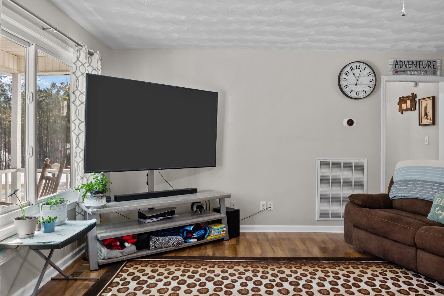 41 Golden Pond Circle Holladay, TN 38341 - Photo 8 of 42 a living room with furniture and a flat screen tv