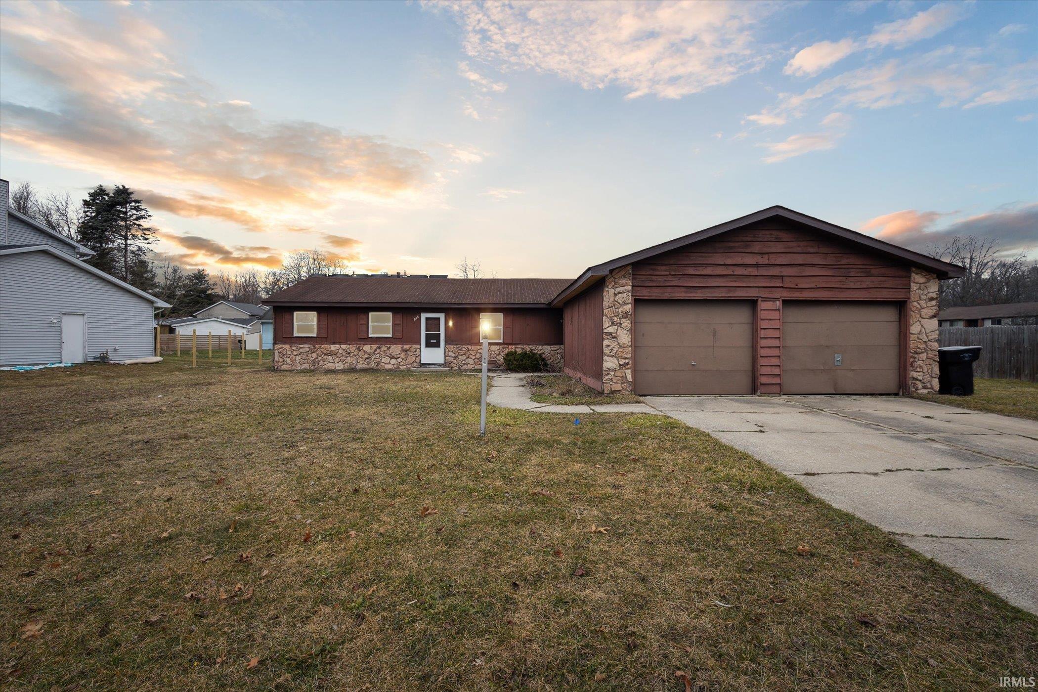 911-913 Laurelwood Dr North  