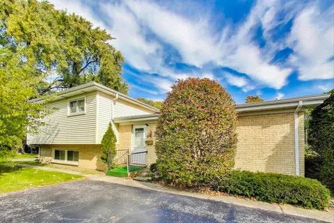 $390,000 | 5904 Keeney Court, Morton Grove, IL 60053