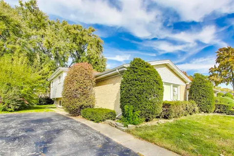 $390,000 | 5904 Keeney Court, Morton Grove, IL 60053