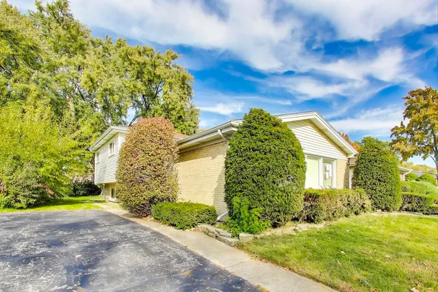 $390,000 | 5904 Keeney Court, Morton Grove, IL 60053