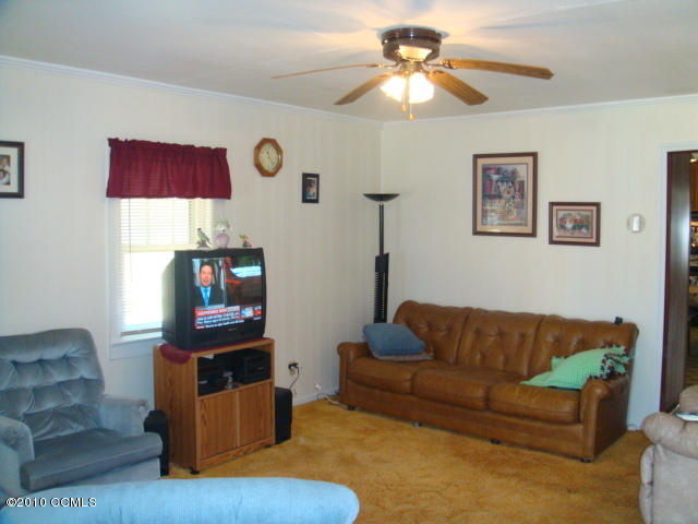 2321 Crab Point Loop Road Morehead City, NC 28557 - Photo 3 of 10 Living room