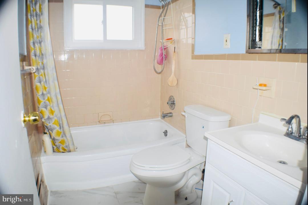 906 Prestwood Road Catonsville, MD 21228 - Photo 13 of 30 Main bathroom