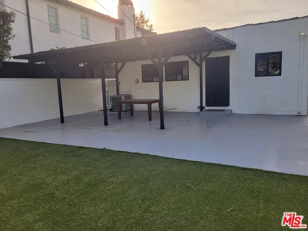 $7,500 | 620 North Poinsettia Place, Los Angeles, CA 90036