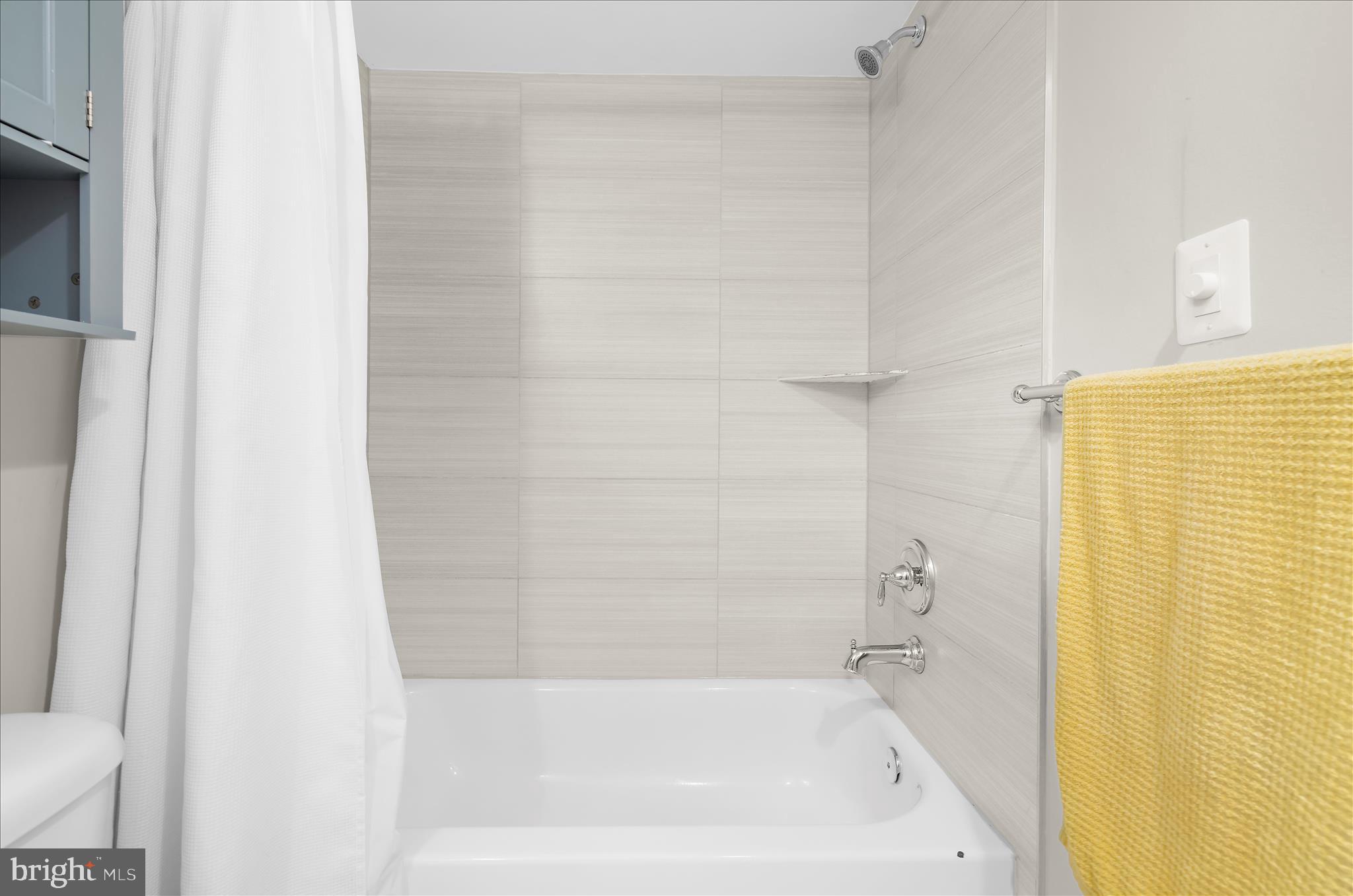 932 South Clinton Street Baltimore, MD 21224 - Photo 29 of 46 a bathroom with a bathtub