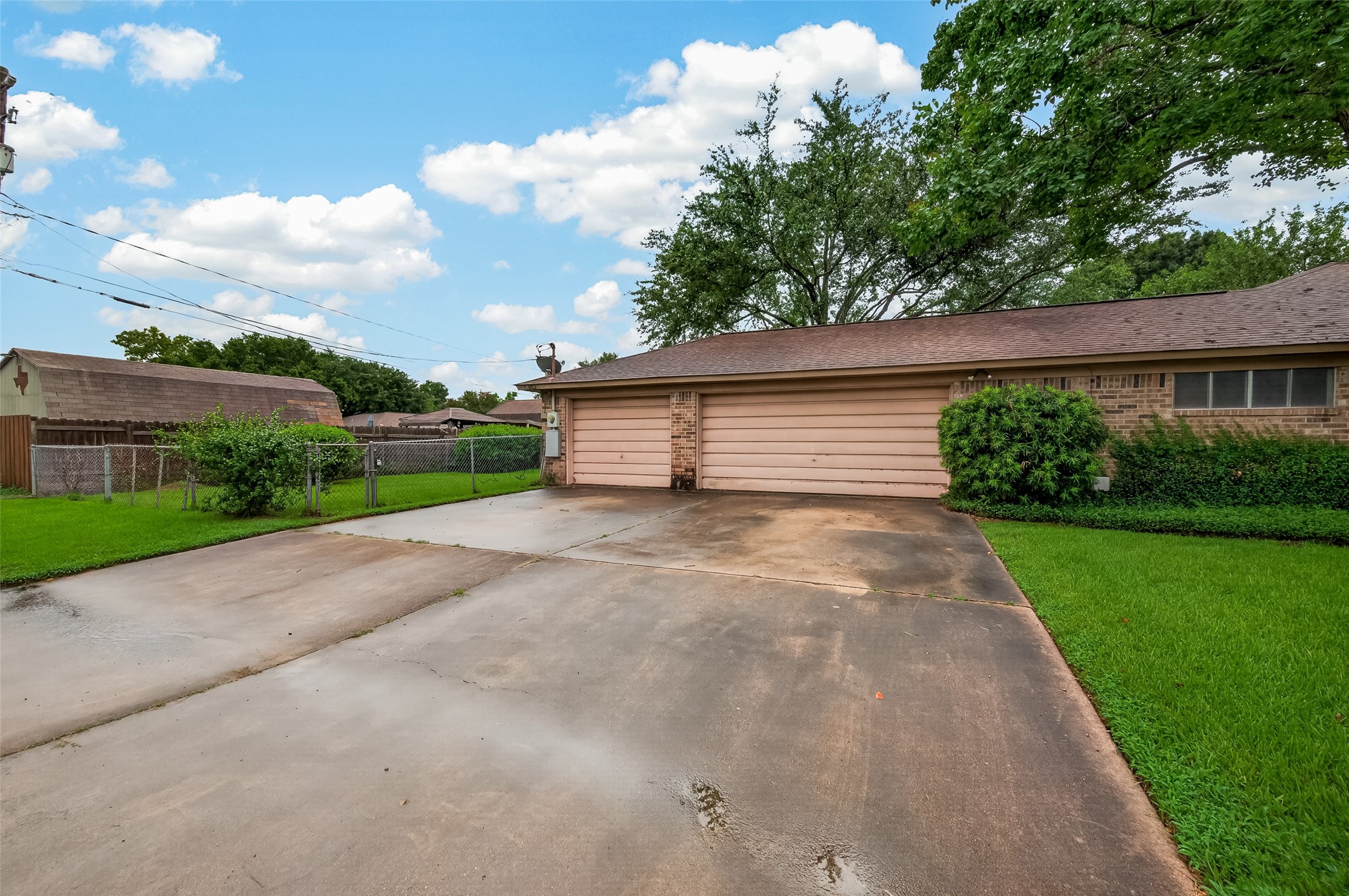 605 Julie Lane Highlands, TX 77562 - Photo 5 of 38