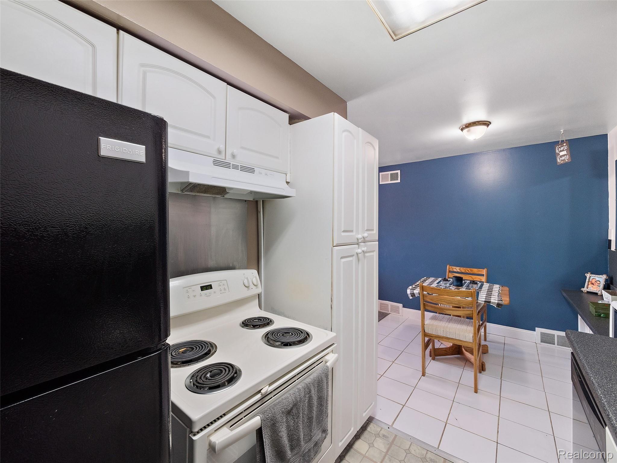 31805 Kelly Road, Unit 26 Fraser, MI 48026 - Photo 17 of 36 31805 Kelly Unit 26-17.jpg