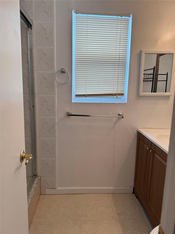 8031 Lagos De Campo Boulevard, Unit L3 Tamarac, FL 33321 - Photo 25 of 26 a bathroom with a window