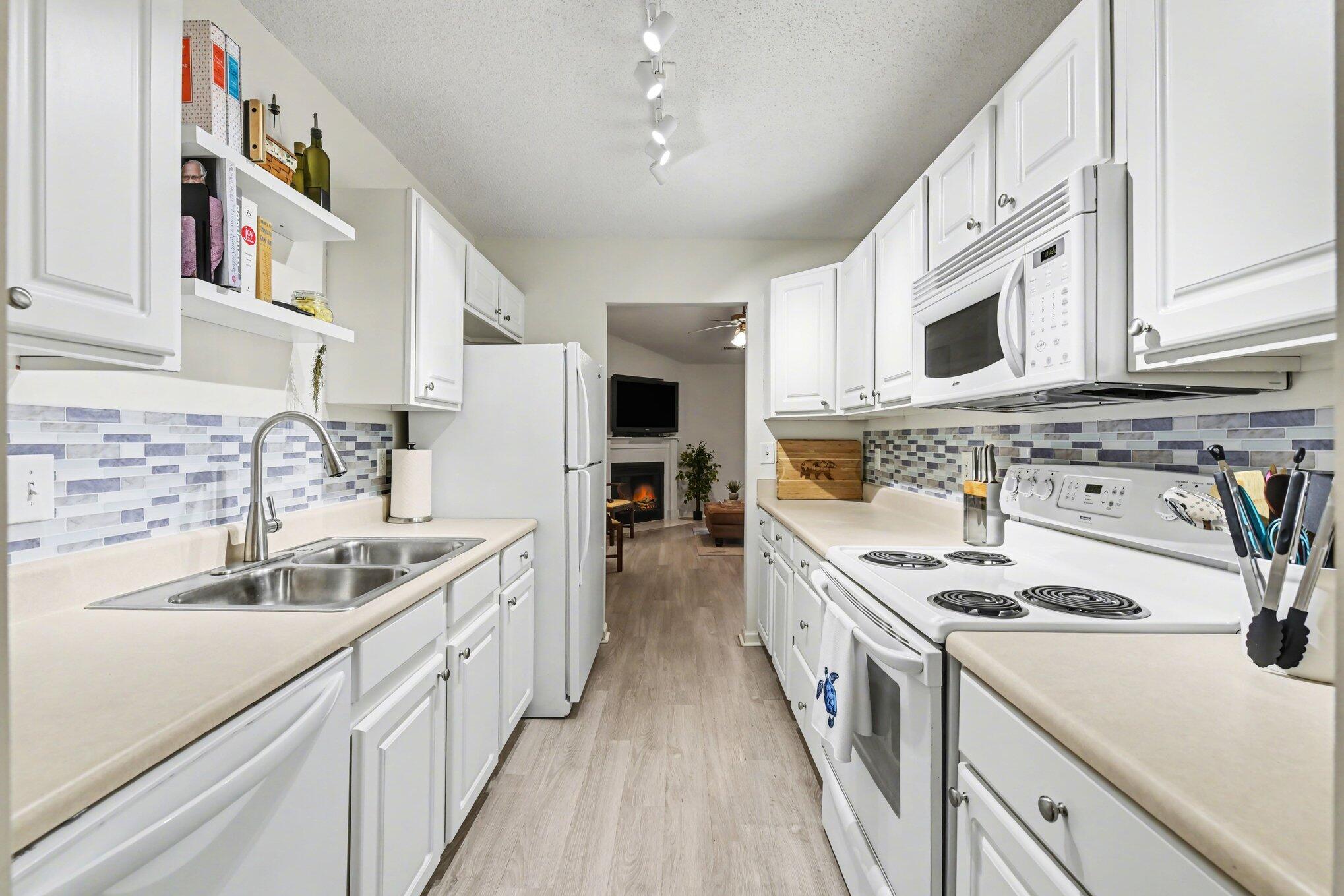 8045 Vermont Road North Charleston, SC 29418 - Photo 10 of 38 Kitchen