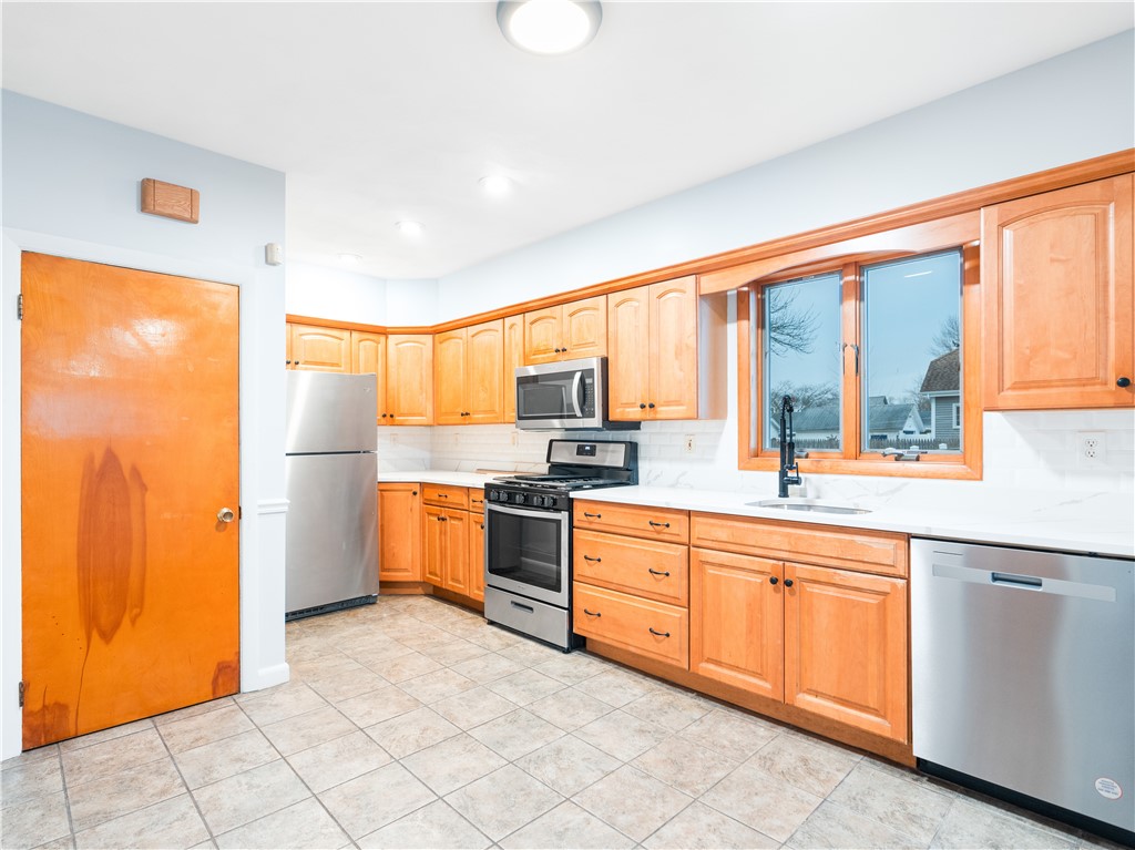 63 Clarner Street Pawtucket, RI 02861 - Photo 6 of 24 Gallery Image 6