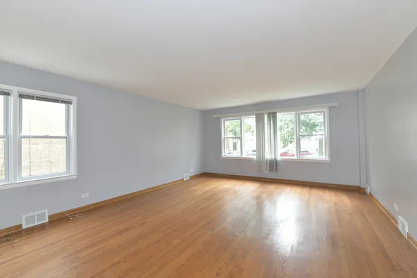 $2,050 | 4914 Louise Street, Unit 1, Skokie, IL 60077