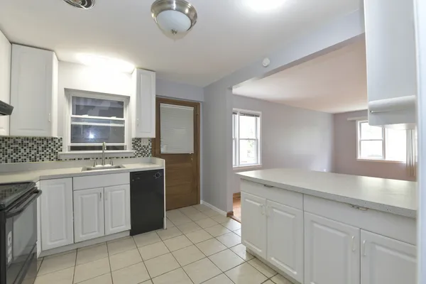 $2,050 | 4914 Louise Street, Unit 1, Skokie, IL 60077