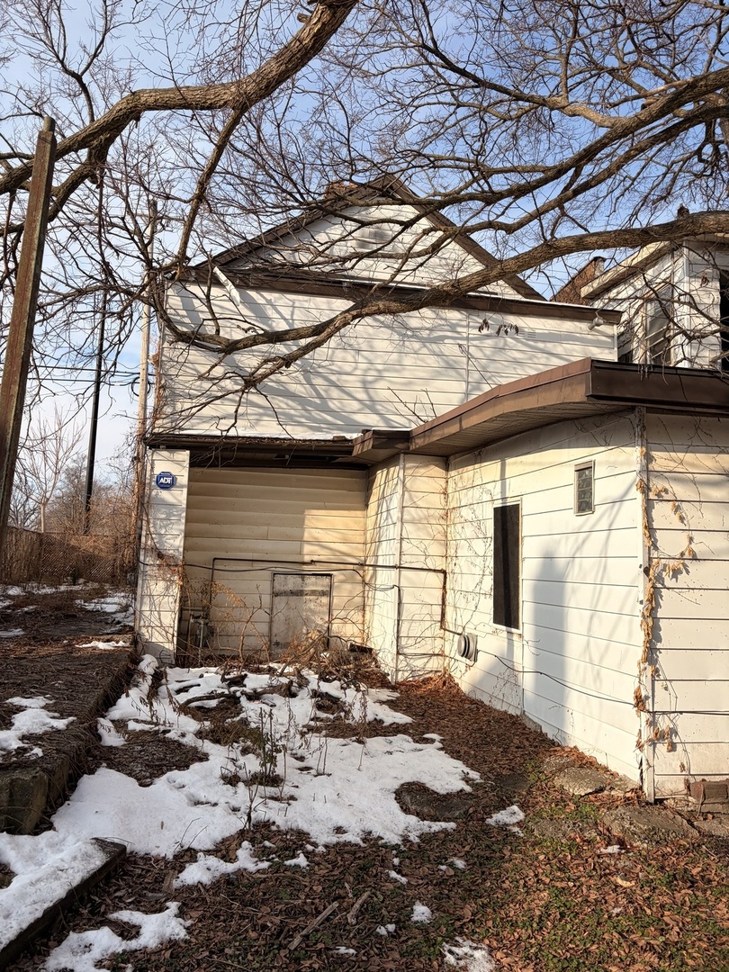 1901 Chicago Road Chicago Heights, IL 60411 - Photo 18 of 20 a view of a back yard of the house