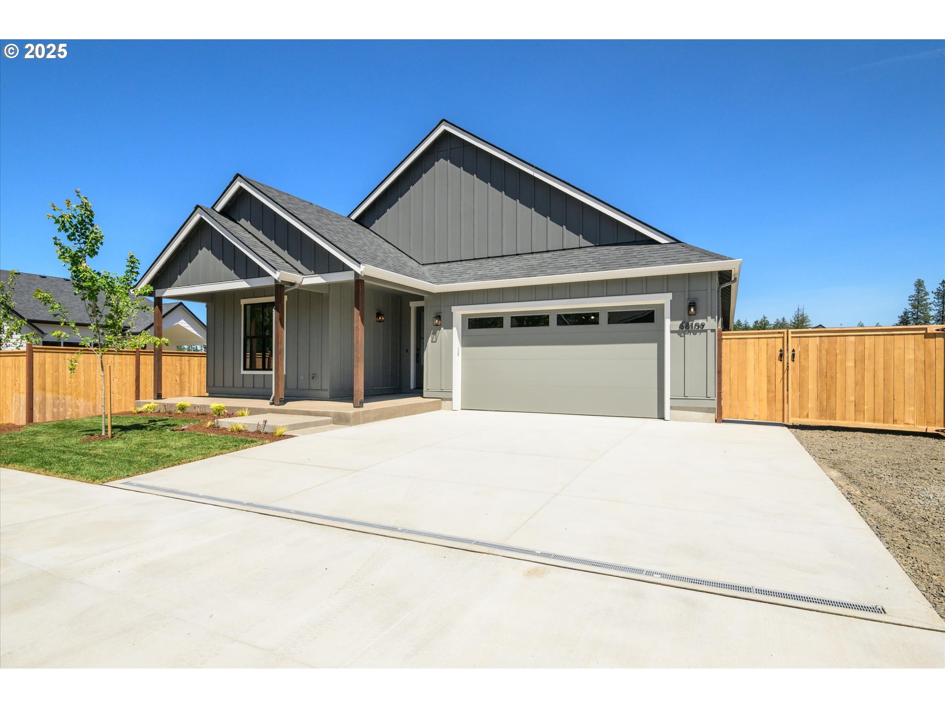 88139 Jameson Way Veneta, OR 97487 - Photo 2 of 26 a front view of a house with a yard and garage
