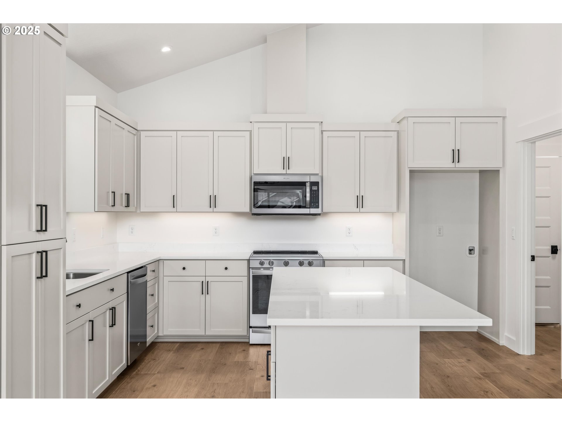 88139 Jameson Way Veneta, OR 97487 - Photo 26 of 26 a kitchen with cabinets and white appliances